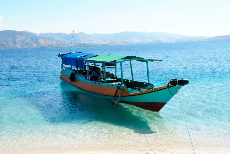 Indonesia-barco-Asia-Viajes_de_Aventura_en_Grupo-Viajes_Alternativos_en_Grupo-Viajar_Solo-Viaje_Mochilero-3000KM