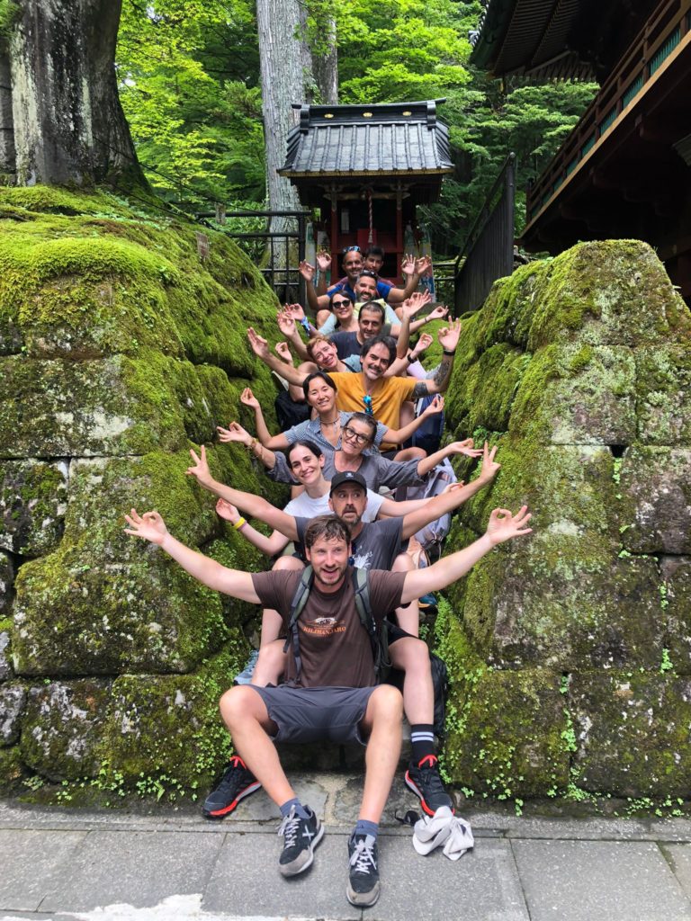 Grupo de viajeros viajando juntos con sonrisas.