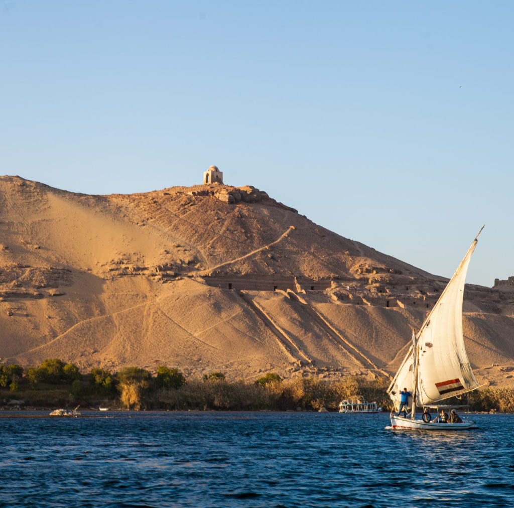 Viajeros navegando el río Nilo en faluca durante el mejor viaje organizado a Egipto